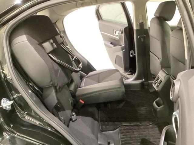 リアシートは座面も厚みがあり背もたれも高く、ゆったりくつろいでお乗りいただけるシートです。座面を跳ね上げて収納スペースを広くすることも可能です。