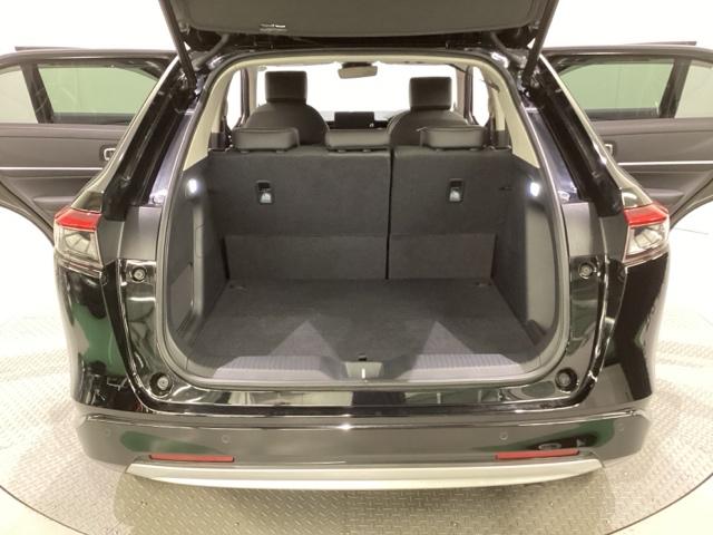 ラゲッジも広く使いやすいトランクは、開口部も広く荷物の積み下ろしもしやすいお車となっております。リアシートの背もたれは６：４の割合で分割して可倒できるので、長いお荷物などを載せることもできます。