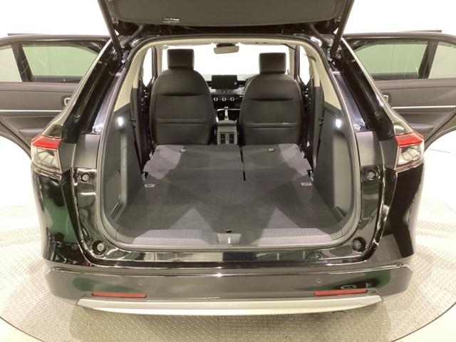 リアシートの背もたれは女性でも容易にシートアレンジが出来るように設定しており、ワンアクションで倒すことも起こすことも可能です。後部座席すべてをフラットな状態にも出来ます。