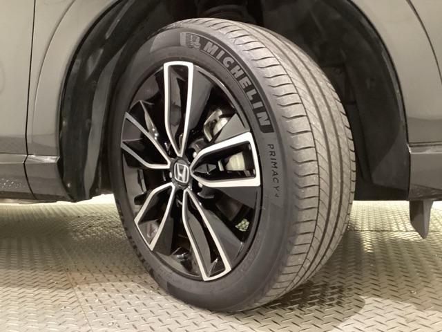 精悍なデザインの純正アルミホイールを装備しています。足元を引き立てて、美しいボディラインを一層引き締めてくれています。