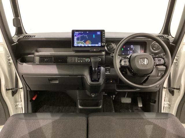 車内は光触媒抗菌消臭施工済です。スタイリッシュなデザインでスポーティなインパネ周りを演出します。グローブボックスやカップホルダーのほかにトレーなどたくさんの収納スペースが付いています。