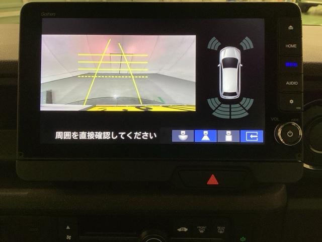 バックでの車庫入れも安心です！　リアカメラが付いているバックモニター付のナビを装備しております。バンパーについているソナーや、操作線もついており距離感も画面から確認できます。