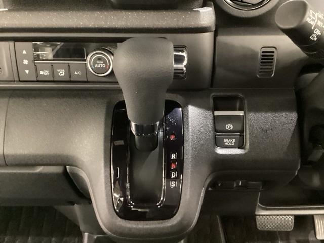 ＣＶＴ車のセレクトレバーです。低速から高速まで、変速ショックのないスムーズな走りと、エンジン効率のよい領域を維持して燃費にも貢献します。サイドブレーキはスイッチ操作の電子制御パーキングブレーキです。