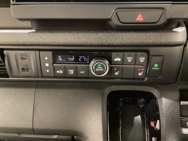セレクトレバーの左上にオートエアコンがついてますので簡単操作で快適に過ごせます。シートヒータースイッチ内蔵で前席の左右別々に２段階で温度設定ができます。