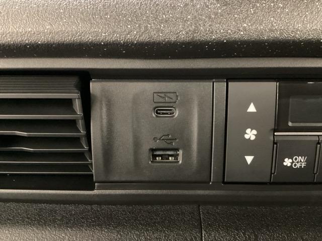 エアコン操作パネルの左側に、スマートフォンなどの充電可能なＵＳＢ端子と、音源などの外部入力の可能なＵＳＢ端子がついています。移動中に充電もできるので便利です。