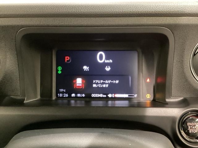 デジタル表示のスピードメーターとタコメーター、燃費やオドメーターなどの表示の他に、ホンダセンシング機能などの表示もできる多機能なマルチインフォメーション・ディスプレイです。