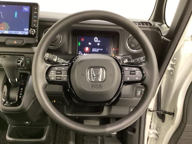 オーディオのチャンネル変更やボリュームなどの操作スイッチの他に、レフトセレクターホイールがついています。中央部を指先で上下に動かすことで、マルチインフォメーション・ディスプレイの各表示が確認できます。