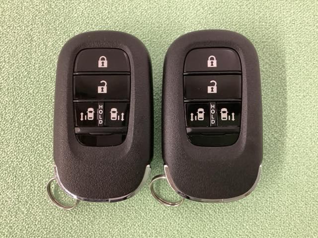 スマートキー付きですからドアロックの開閉およびエンジンスタートが楽々です。電動スライドドアの開け閉めもボタンで操作できます。スペアキーも同じものを用意しております。