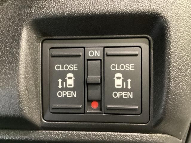 リアドアは乗り降りに便利な両側電動スライドドアです。また運転席に座っていながらスイッチ操作で自在にスライドドアを開け閉めできます。