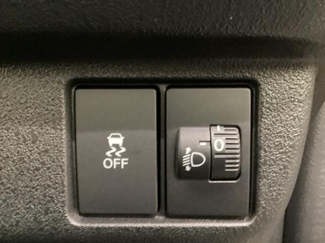 ハンドルの右側にはヘッドライトレベライザーとＶＳＡ（ＡＢＳ＋ＴＣＳ＋横滑り抑制）の解除スイッチがついています。ヘッドライトレベライザーは道路状況や積荷の加重に応じてライトの高さを調節できます。
