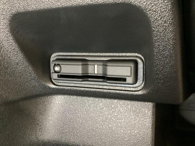 ハンドルの左下にＥＴＣがついています。高速道路の料金所の通過も楽々です。　カードの取り出しもしやすい場所についています。