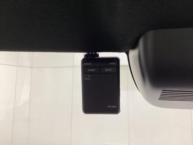 ドライブレコーダーが前方の監視をしてくれます。衝突や急ブレーキなどを感知した場合に、記録された動画が万が一の際に直前の状況を把握する手助けとなります。