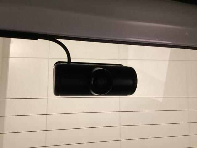 後方にもドライブレコーダーのカメラが付いています。前後両方でお車の周りを監視・記録いたします。