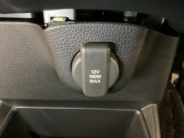 アクセサリーソケットはＵＳＢのアダプターなどをつければ、スマホの充電にも使えます。周辺には物が置けるボックスがついています。