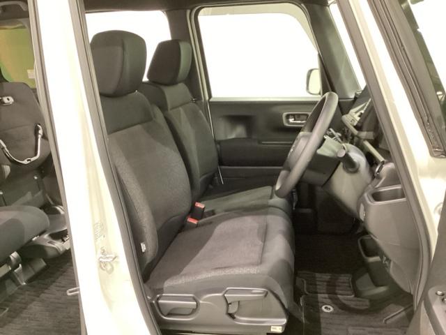 女性でも運転がしやすいように、シートの高さ調整機能（シートリフター）がついています。運転席と助手席の間が空いている為、助手席側への移動がスムーズです。交通量の多い道でも助手席側から乗り降りができます。