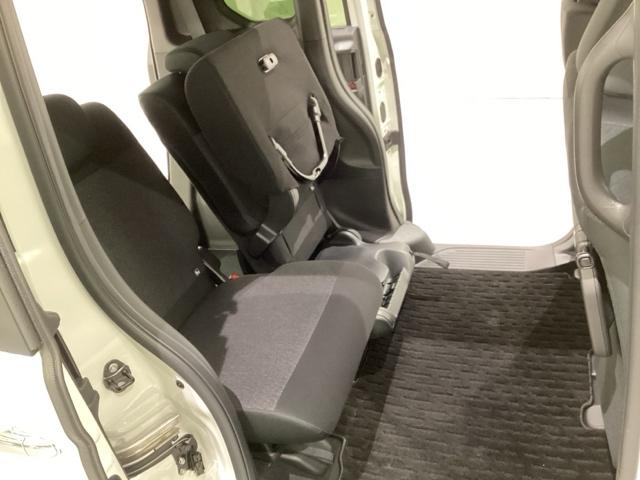 リアシートの背もたれは２段階の角度調節がついています。お好みの位置でゆったりお乗りいただけます。座面を跳ね上げて収納スペースを広くすることも可能です。シートスライドも可能で足元の広さも調整できます。