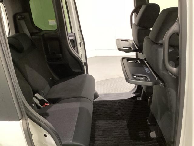 運転席・助手席の背もたれには、２列目シート用にカップホルダー付きの「格納式のシートバックテーブル」を装備しています。休憩時のちょっとした時間などカップを置いたり、小物置きに使えて便利です。