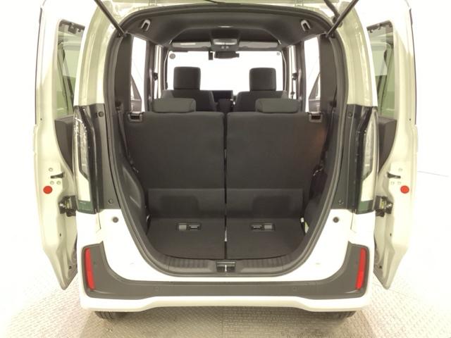 開口部も広く荷物の積み下ろしもしやすいお車となっております。シートの背もたれは５：５の割合で背もたれを可倒でき、前後のシートスライドもできるので荷室をひろげることができます。