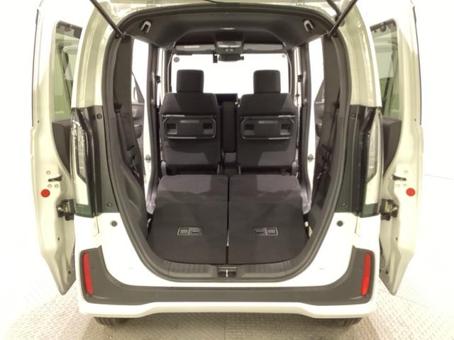 リアシートの背もたれは女性でも容易にシートアレンジが出来るように設定しており、ワンアクションで倒すことも起こすことも可能です。後部座席すべてをフラットな状態にも出来ます。