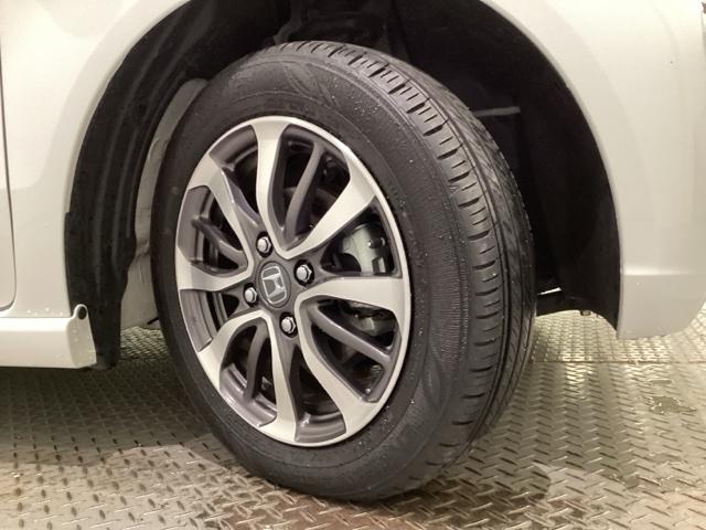 精悍なデザインの純正アルミホイールを装備しています。足元を引き立てて、美しいボディラインを一層引き締めてくれています。