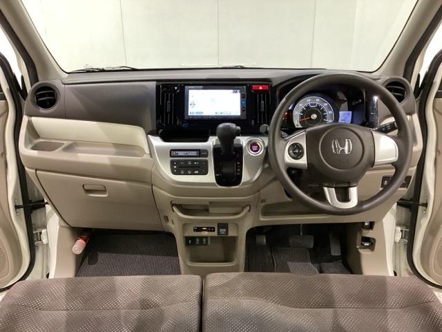 車内は光触媒抗菌消臭施工済です。インパネ周りはスタイリッシュなデザインで機能や装備も充実しています。グローブボックスやカップホルダーのほかにトレーなどたくさんの収納スペースが付いています。