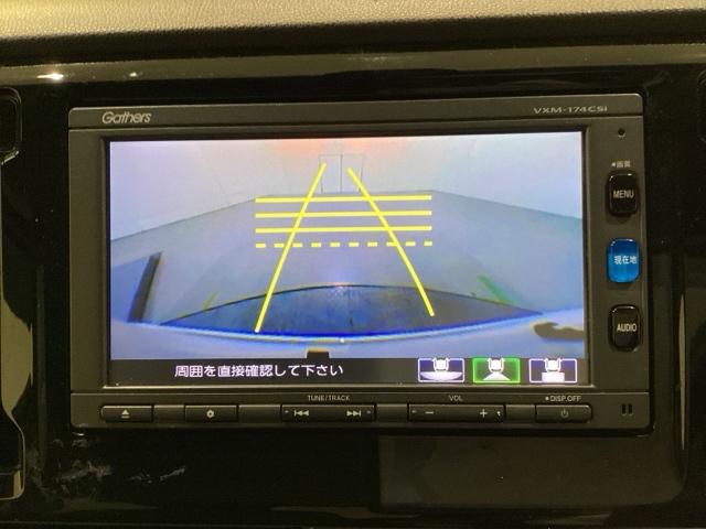 バックでの車庫入れも安心です！　リアカメラが付いているバックモニター付のナビを装備しております。操作線もついており距離感も画面から確認できます。
