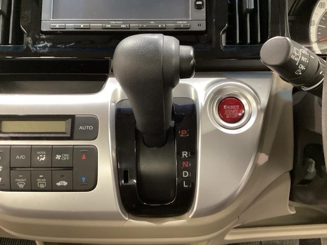 ＣＶＴ車のセレクトレバーです。低速から高速まで、変速ショックのないスムーズな走りを実現するとともに、エンジン効率のよい領域を維持することで燃費にも貢献します。