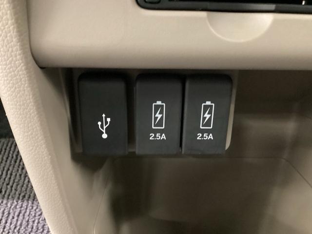 スマートフォンなどの充電可能なＵＳＢ端子が２個、音源などの外部入力の可能なＵＳＢ端子が１個ついています。移動中に充電もできるので便利です。