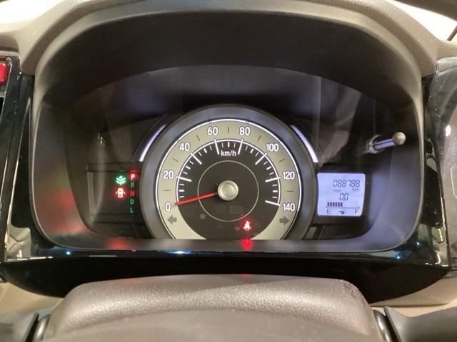 スピードメーターを大きく配した見やすいメーター部になっています。右側のインフォメーション画面でオドメーターや燃費などの情報を確認できます。