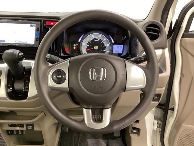 ステアリングスイッチがついていますので、オーディオのチャンネル変更、ボリューム、ジャンル変更が操作可能です。ハンドルから手を離さず安全に操作できます。