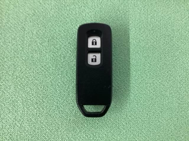 スマートキーを装備しています。鍵を差し込むことなくドアロックの開け閉めと、スタートボタン操作でのエンジンスタートができます。スペアキーも同じものを用意しております。