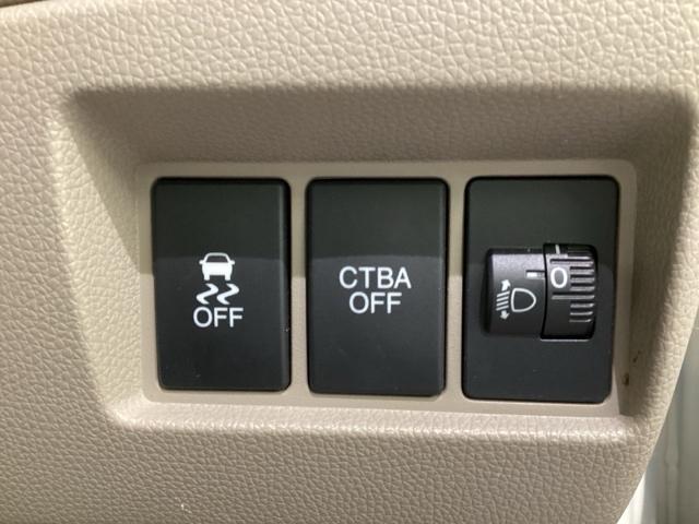 ハンドルの右側にははヘットライトリベライザーと安全装備のＣＴＢＡ（シティブレーキアシストシステム）とＶＳＡ（ＡＢＳ＋ＴＣＳ＋横滑り抑制）の解除スイッチがついています。