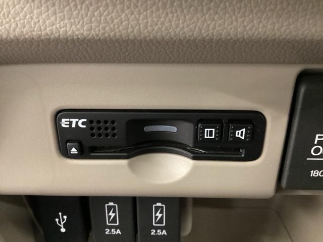 ＥＴＣがついています。高速道路の料金所の通過も楽々です。　カードの取り出しもしやすい場所についています。