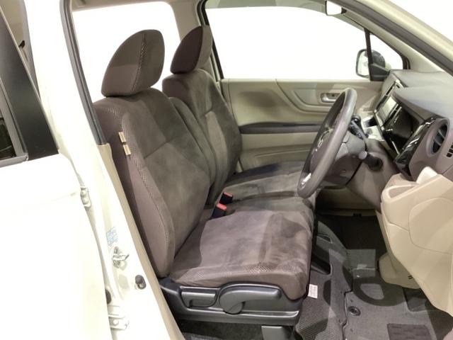 女性でも運転がしやすいように、シートの高さ調整機能（シートリフター）がついています。運転席と助手席の間が空いている為、助手席側への移動がスムーズです。交通量の多い道でも助手席側から乗り降りができます。