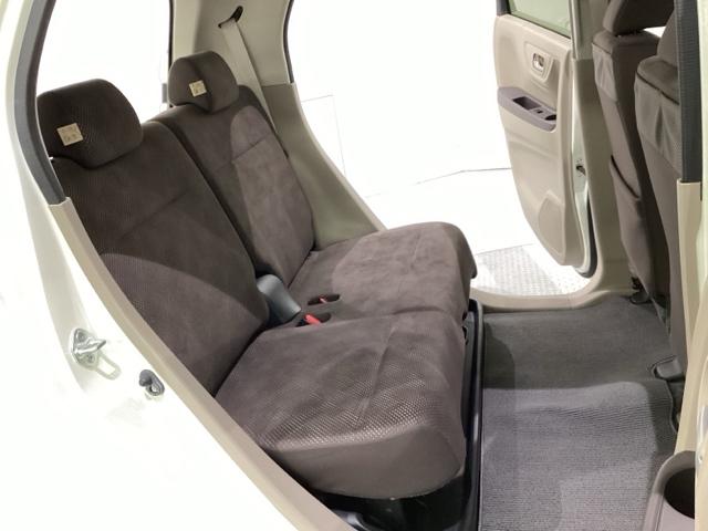 リアシートは前後にスライドが可能で、背もたれの角度調節もついています。お好みの位置でゆったりお乗りいただけます。座面の下には靴や傘などが置けるように大型のトレーがあります。
