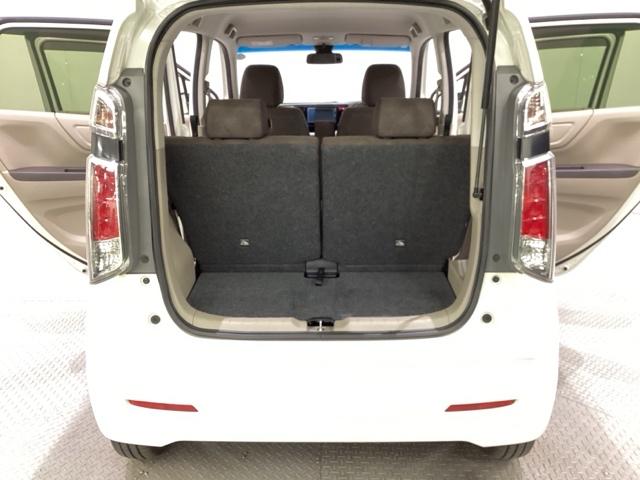 開口部も広く荷物の積み下ろしもしやすいお車となっております。シートを前方にスライドさせれば、さらに荷室を広げられます。また、床下にも収納スペースがあります。
