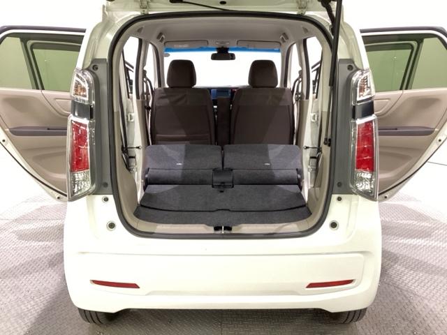 リアシートの背もたれを倒してさらに広々としたトランクスペースになります。段差も少なく荷物の出し入れもしやすくなっています。