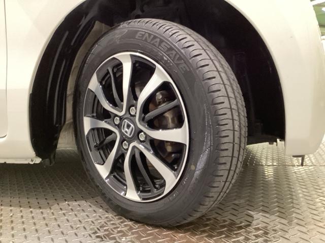 精悍なデザインの純正アルミホイールを装備しています。足元を引き立てて、美しいボディラインを一層引き締めてくれています。