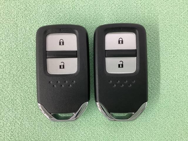 フィット ｅ：ＨＥＶリュクス　光触媒抗菌消臭施工済（13枚目）