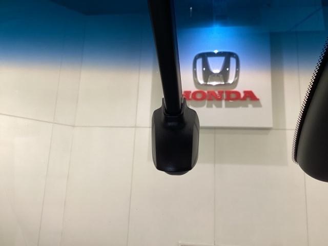 フィット ｅ：ＨＥＶリュクス　光触媒抗菌消臭施工済（15枚目）