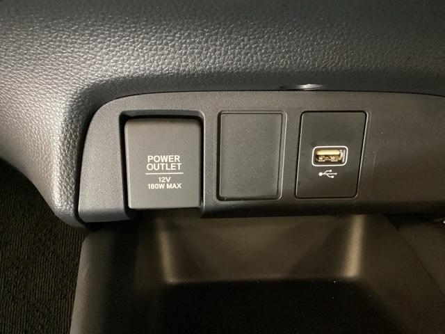 フィット ｅ：ＨＥＶリュクス　光触媒抗菌消臭施工済（17枚目）