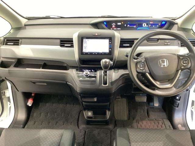 車内は光触媒抗菌消臭施工済です。スタイリッシュなデザインで暖かみのあるインパネ周りを演出します。グローブボックスやカップホルダーのほかにトレーなどたくさんの収納スペースが装備されています。