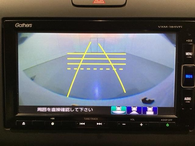 バックでの車庫入れも安心です！　リアカメラが付いているバックモニター付のナビを装備しております。操作線もついており距離感も画面から確認できます。