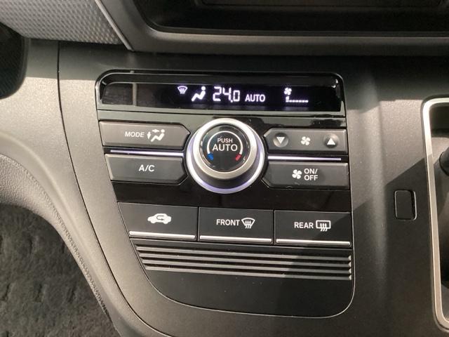 セレクトレバーの左側にオートエアコンがついてますので、お好みの温度をセットするだけで風の強さや風量を自動で調整します。スイッチやダイヤル類も簡単操作で快適に過ごせます。