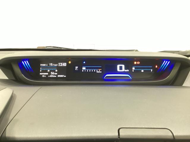 デジタル表示のスピードメーターとタコメーターを大きく配した見やすいメーター部になっています。左側のインフォメーション画面でオドメーターや燃費などの情報を確認できます。