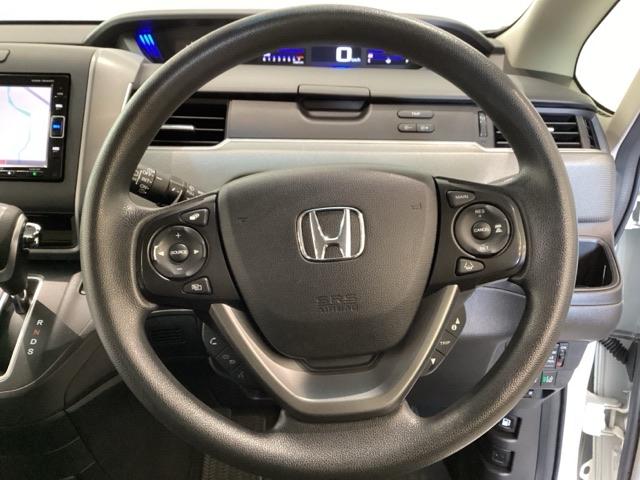 ハンドルにＨｏｎｄａセンシング系のクルーズコントロールやレーンキープアシストなどのスイッチと、オーディオの操作スイッチが装備されています。ハンドルから手を離さず安全に操作できます。