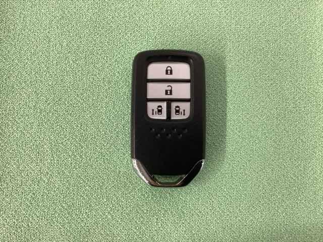 スマートキー付きですからドアロックの開閉およびエンジンスタートが楽々です。電動スライドドアの開け閉めもボタンで操作できます。