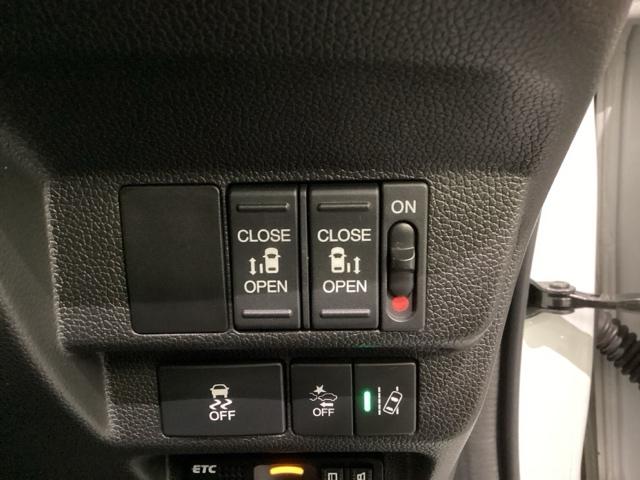 リアドアは乗り降りに便利な両側電動スライドドアです。また運転席に座っていながらスイッチ操作で自在にスライドドアを開け閉めできます。