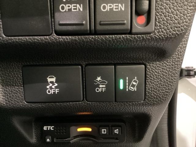 Ｈｏｎｄａセンシング用の、ＶＳＡ（ＡＢＳ＋ＴＣＳ＋横滑り抑制）解除と路外逸脱抑制機能のオンオフスイッチなどはハンドルの右側に装備しています。