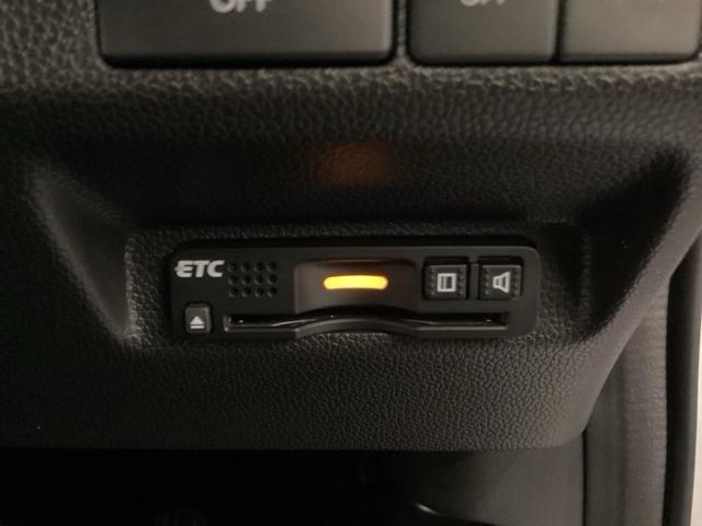 ハンドルの右下にＥＴＣがついています。高速道路の料金所の通過も楽々です！。　カードの取り出しもしやすい場所についています。